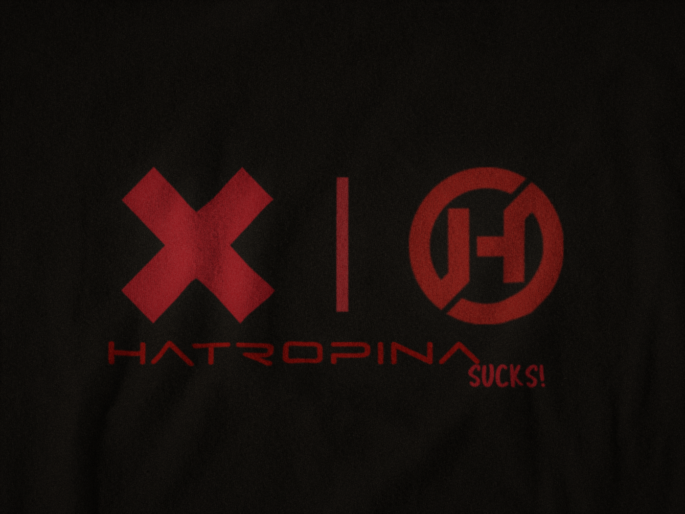 T-Shirt Hatropina sucks! manica corta nero